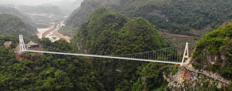 The world's longest glass suspension bridge is now in Vietnam