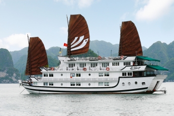 Amazing cruise on luxury junk in Halong bay